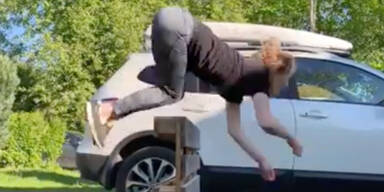 Frau bewegt sich wie Pferd und l&auml;sst das Netz ausflippen