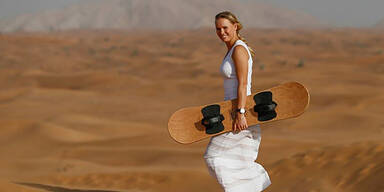 Video: Sexy Tennis-Ass beim Sand-Surfing