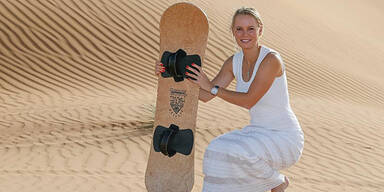 Video: Sexy Tennis-Ass beim Sand-Surfing