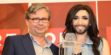 Conchita Wurst mit ORF-Generaldirektor Alexander Wrabetz auf einer Pressekonferenz nach dem ESC 2014