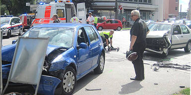 Passantin bei Crash schwer verletzt