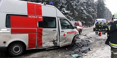 Crash mit Rettungsauto: 5 Verletzte