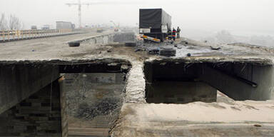 Lkw flog über sechs-Meter-Autobahn-Loch