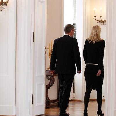 Zusammen mit seiner Frau Bettina trat er vor die Presse