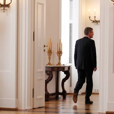 Zusammen mit seiner Frau Bettina trat er vor die Presse