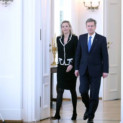 Zusammen mit seiner Frau Bettina trat er vor die Presse