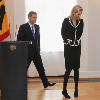 Zusammen mit seiner Frau Bettina trat er vor die Presse