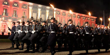 Vuvuzela-Wirbel bei Wulff-Abschied 