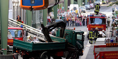 Wuppertaler Schwebebahn kollidierte mit Kran