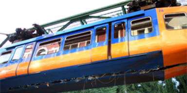 Wuppertaler Schwebebahn kollidierte mit Kran