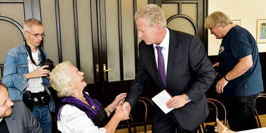 Wut-Oma: Ihre Polit-Show mit dem Vize-Kanzler