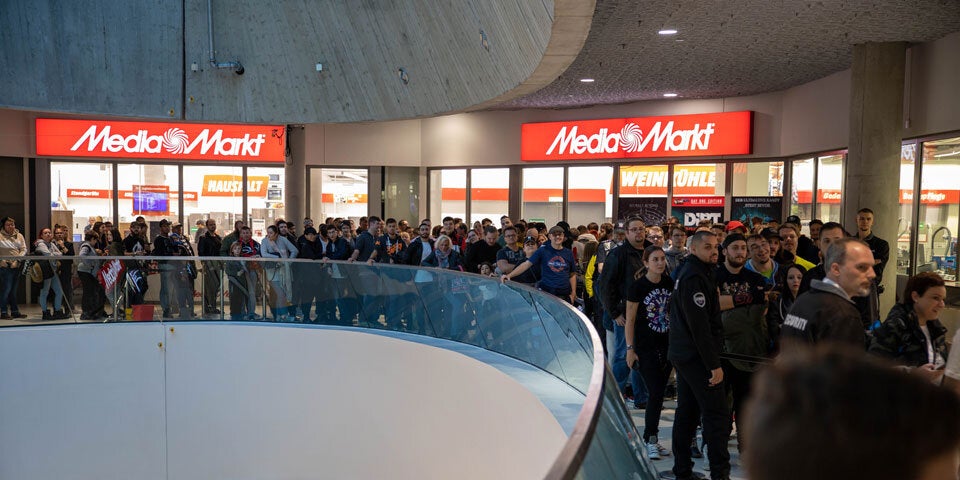 WWE-Fans stürmten Elektronikmarkt in Wien