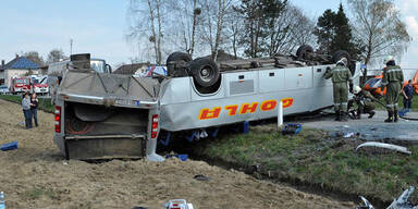 Lkw schießt Schulbus ab: 18 Kinder verletzt