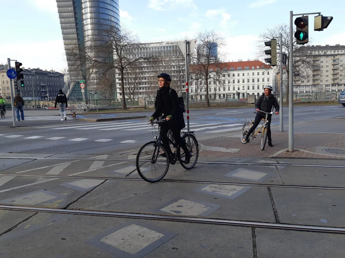 Verkehrsministerin kommt mit dem Rad zur Amtsübergabe