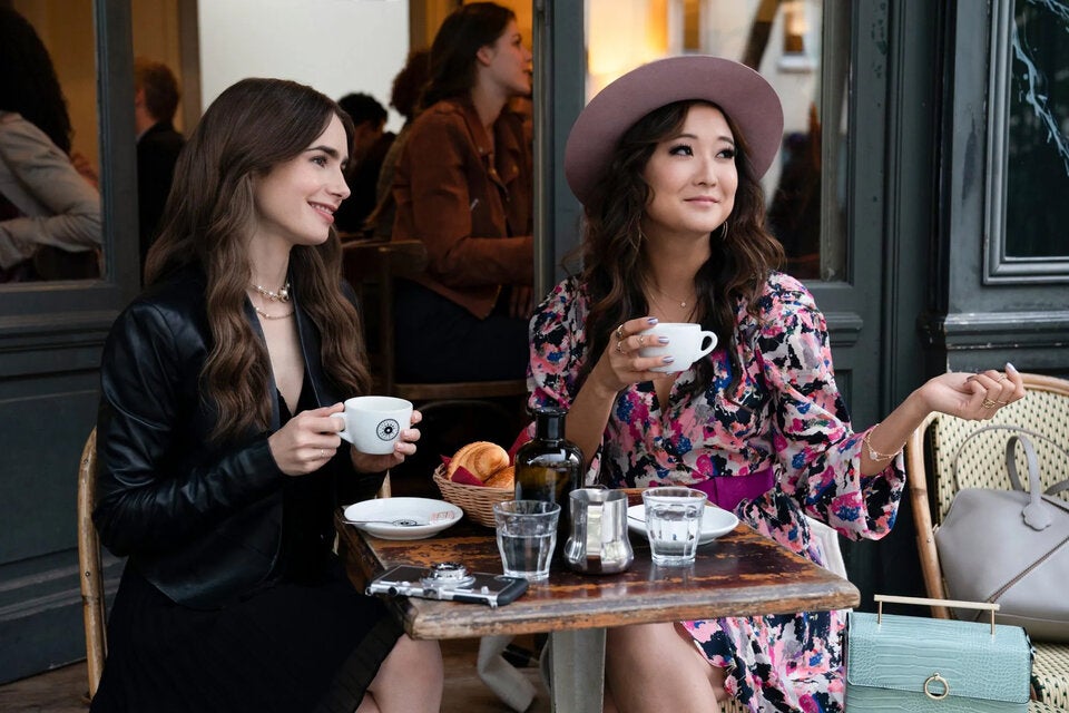 Ashley Park (r.) spielt Mindy Chen in der Netflix-Serie „Emily in Paris“