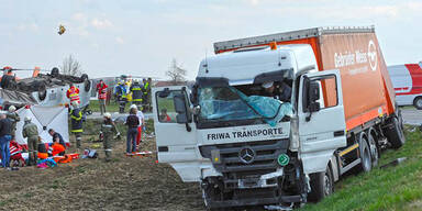 Schulbus krachte in Lkw: 20 Kinder verletzt