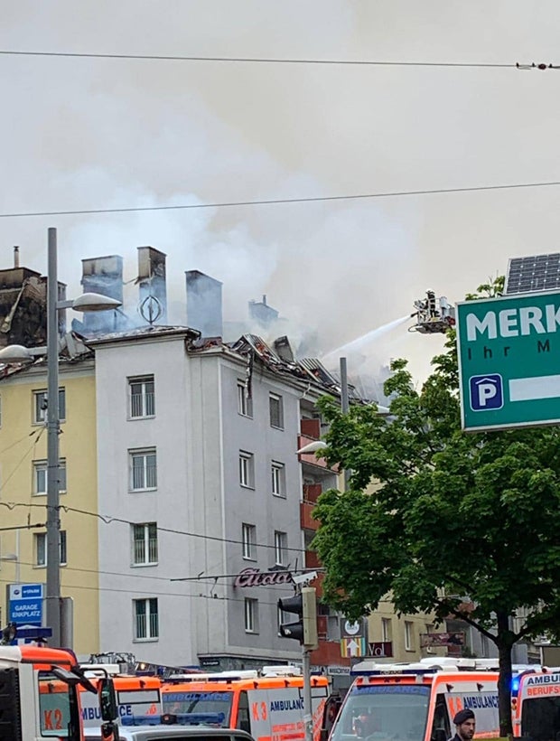 Dachbrand in Mehrparteienhaus - Fünf Verletzte