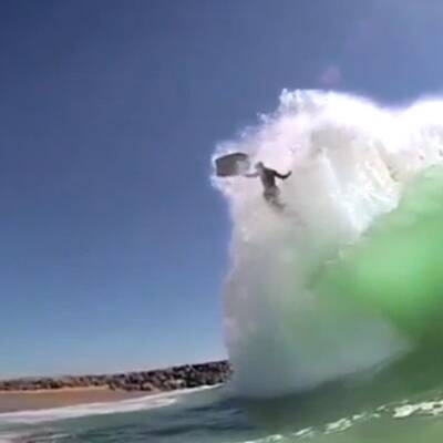 Ein Sanddamm an der Küste