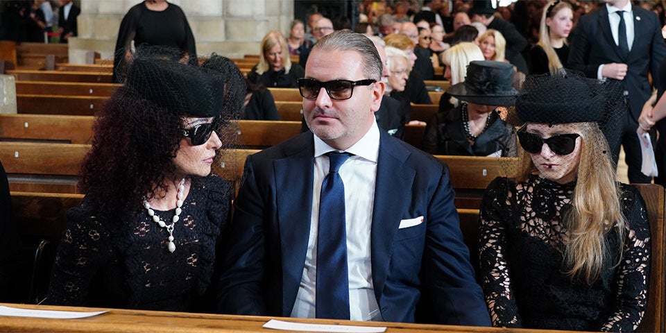 Sorge um Lugners Tochter Jacqueline - sie muss gestützt werden