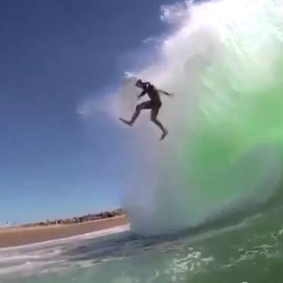 Ein Sanddamm an der Küste