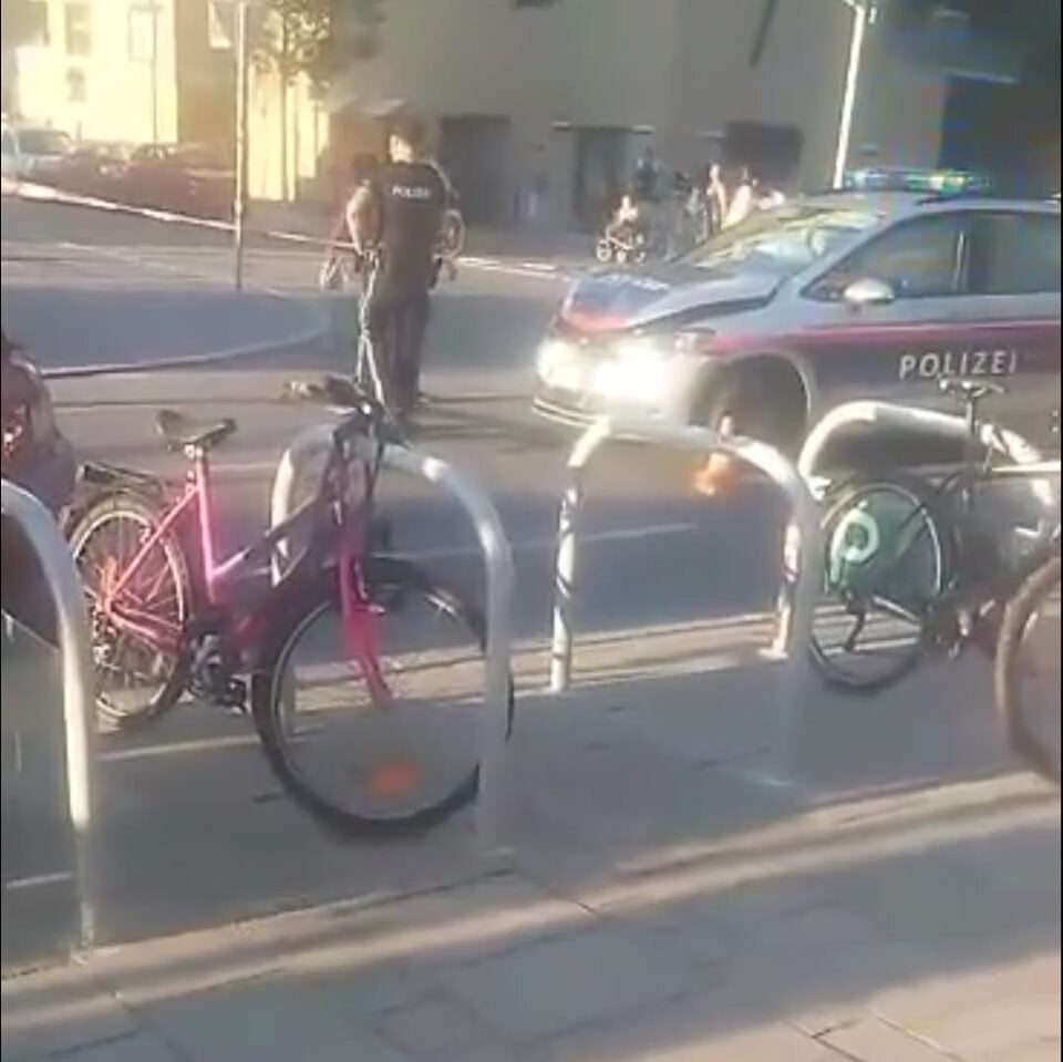 Polizeiwagen crasht bei Einsatzfahrt frontal mit Pkw