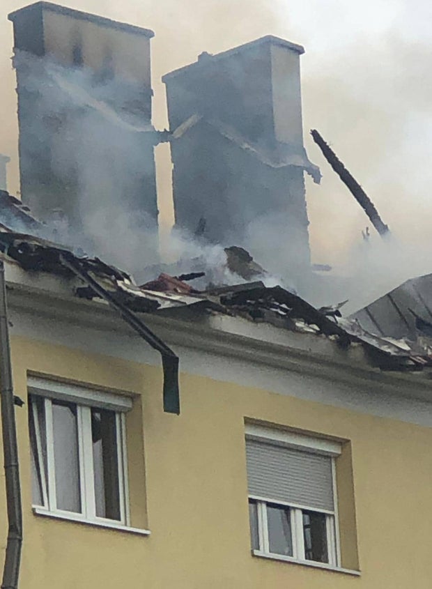 Dachbrand in Mehrparteienhaus - Fünf Verletzte