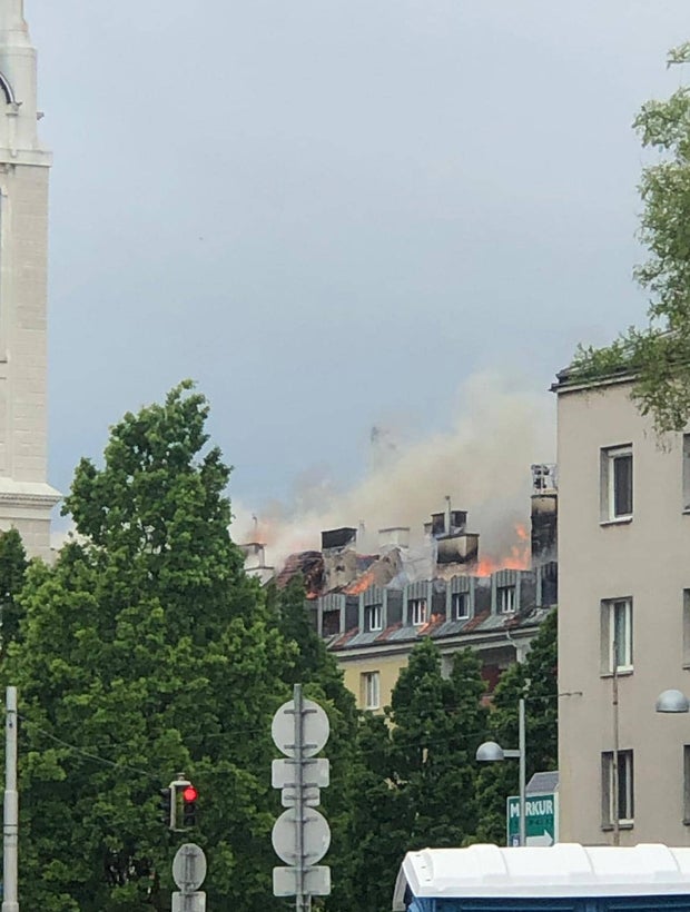 Dachbrand in Mehrparteienhaus - Fünf Verletzte