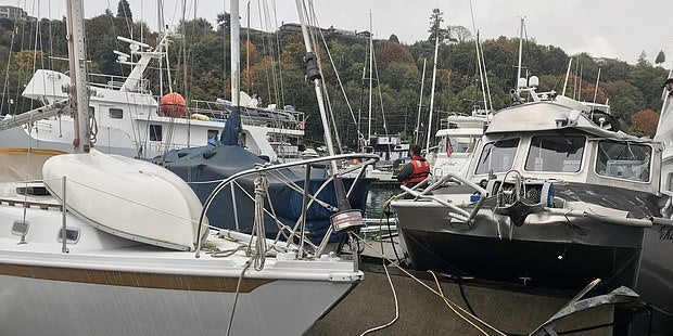Luxus-Yacht kracht ungebremst in Boote