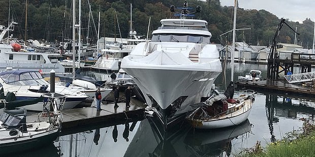 Luxus-Yacht kracht ungebremst in Boote