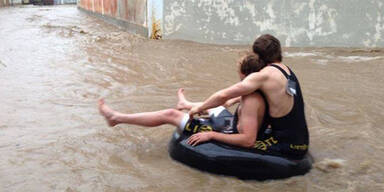 "Irrer Badespaß" trotz Hochwasser