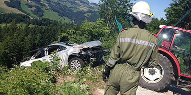 Pkw stürzte nach Überschlag 150 Meter in Tiefe: Vier Tote