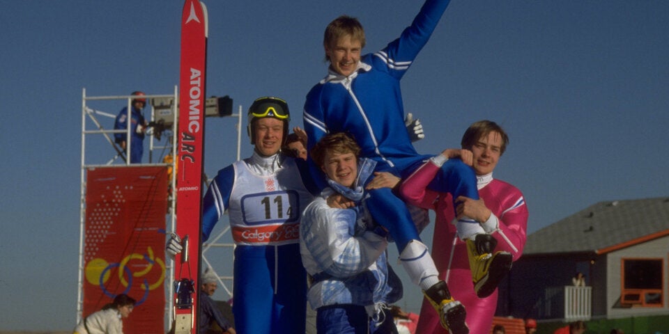 Olympia-Team von 1988 in Calgary nach Gold: Matti Nykanen, Ari-Pekka Nikkola, Jari Puikkonen und Tuomo Ylipulli (v. li. n. re.)
