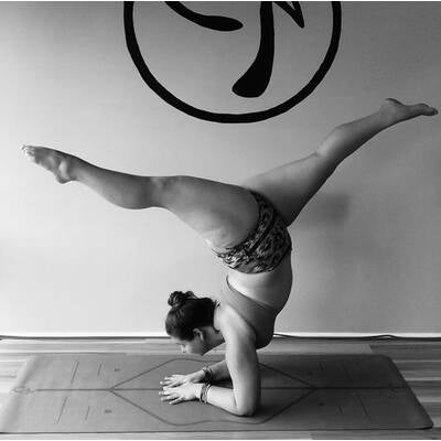 Dana Falsetti zeigt ihre Yoga-Künste