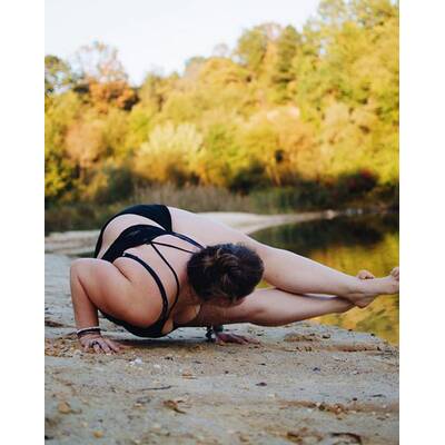 Dana Falsetti zeigt ihre Yoga-Künste