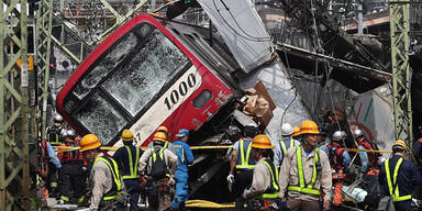 Zug kracht in Lkw: 35 Verletzte