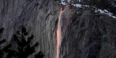 USA: Wasserfall färbt sich rot