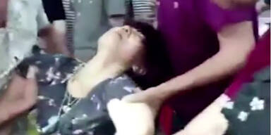 Touristin f&auml;llt in Ohnmacht, als sie ihren Riesenfehler bemerkt