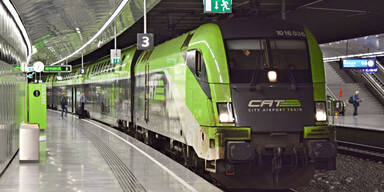 Schock-Moment: Oberleitung rei&szlig;t - Flughafenzug evakuiert