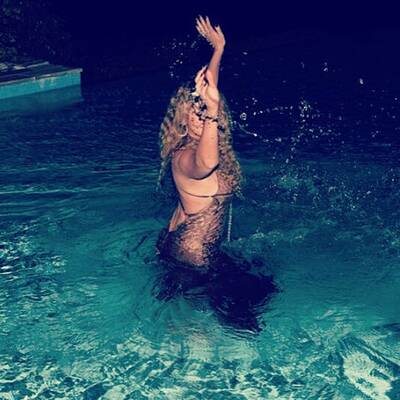 Mariah Carey springt Meerjungfrau