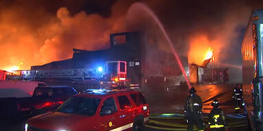 Gro&szlig;brand an historischem Kai im Hafen von San Francisco