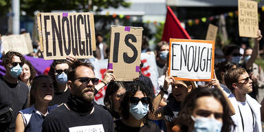 Mehr als 10.000 Menschen demonstrieren gegen Rassismus in Z&uuml;rich
