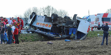 Schulbus krachte in Lkw: 20 Kinder verletzt