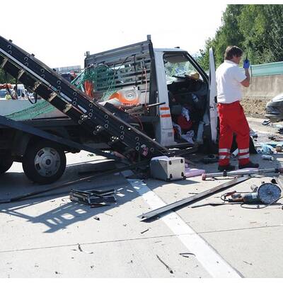 Karambolage auf A2 - Lkw kollidiert mit mehreren Pkw