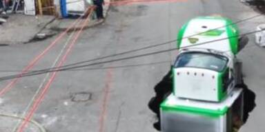 Stra&szlig;e bricht ein: Laster geht in Metropole unter