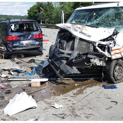 Karambolage auf A2 - Lkw kollidiert mit mehreren Pkw