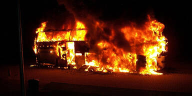 A12: Reisebus geht in Flammen auf 