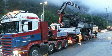 A12: Reisebus geht in Flammen auf 