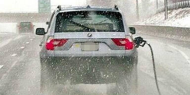 Autofahrer rei&szlig;t Zapfhahn ab