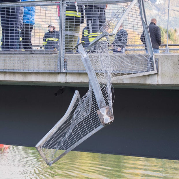Alkolenker landet spektakulär im Bach