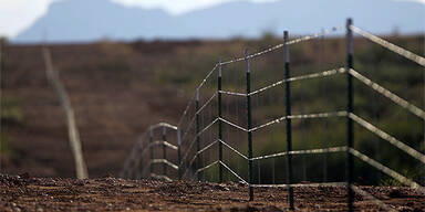zaun_AFP PHOTO/TIM SLOAN